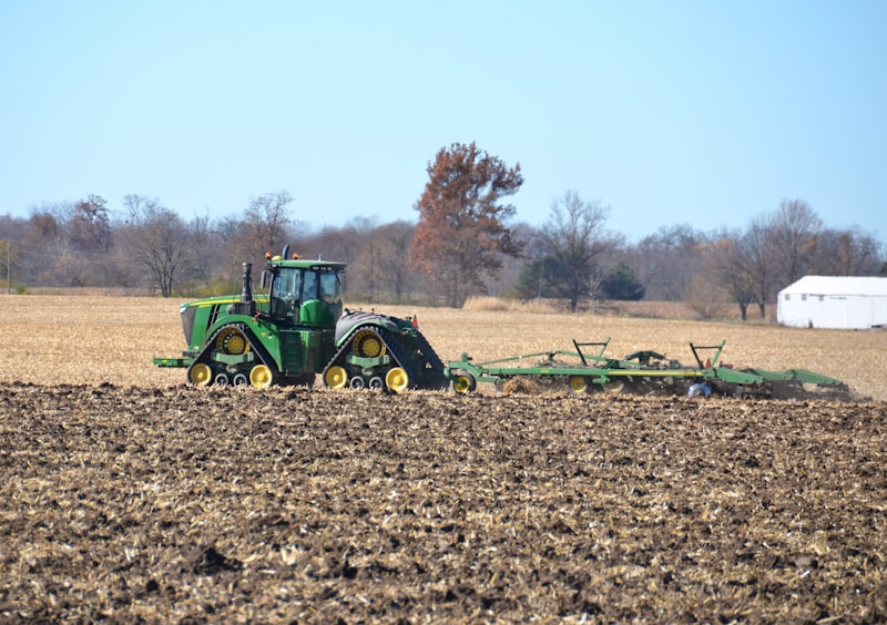 Arado con tractor John Deere